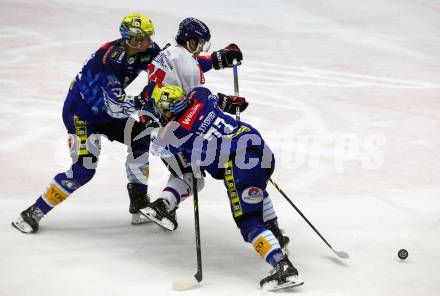 EBEL. Eishockey Bundesliga. EC VSV gegen HC TIWAG Innsbruck.    Philipp Lindner, Nicolas Rivett-Mattinen,  (VSV),   Nico Feldner (Innsbruck). Villach, am 26.12.2022.
Foto: Kuess
www.qspictures.net
---
pressefotos, pressefotografie, kuess, qs, qspictures, sport, bild, bilder, bilddatenbank