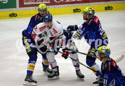 EBEL. Eishockey Bundesliga. EC VSV gegen HC TIWAG Innsbruck.    Maximilian Rebernig, Derek Joslin, (VSV),  Tyler Coulter   (Innsbruck). Villach, am 26.12.2022.
Foto: Kuess
www.qspictures.net
---
pressefotos, pressefotografie, kuess, qs, qspictures, sport, bild, bilder, bilddatenbank