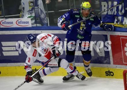 EBEL. Eishockey Bundesliga. EC VSV gegen HC TIWAG Innsbruck.   Derek Joslin,   (VSV),    Clemens Paulweber (Innsbruck). Villach, am 26.12.2022.
Foto: Kuess
www.qspictures.net
---
pressefotos, pressefotografie, kuess, qs, qspictures, sport, bild, bilder, bilddatenbank
