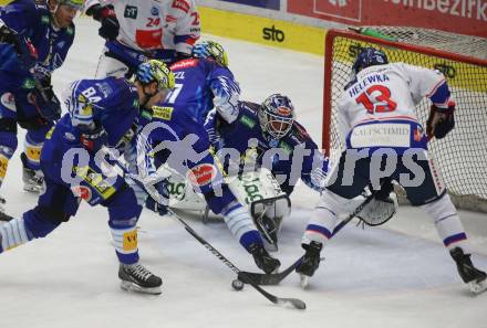 EBEL. Eishockey Bundesliga. EC VSV gegen HC TIWAG Innsbruck.  Alexander Schmidt, Niklas Wetzl, Andrew Desjardins,   (VSV),  Adam Helewka   (Innsbruck). Villach, am 26.12.2022.
Foto: Kuess
www.qspictures.net
---
pressefotos, pressefotografie, kuess, qs, qspictures, sport, bild, bilder, bilddatenbank