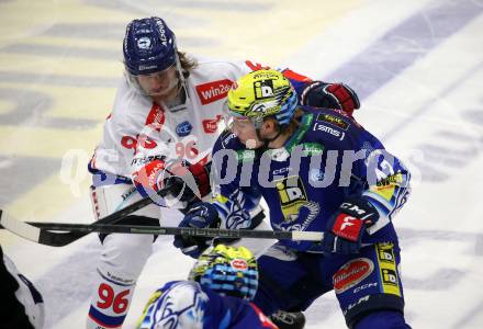 EBEL. Eishockey Bundesliga. EC VSV gegen HC TIWAG Innsbruck.  Benjamin Lanzinger,   (VSV),  Martin Ulmer   (Innsbruck). Villach, am 26.12.2022.
Foto: Kuess
www.qspictures.net
---
pressefotos, pressefotografie, kuess, qs, qspictures, sport, bild, bilder, bilddatenbank