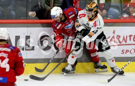 EBEL. Eishockey Bundesliga. EC KAC gegen  Steinbach Black Wings Linz. Fabian Hochegger,  (KAC),   Niklas Bretschneider  (Linz). Klagenfurt, am 30.12.2022.
Foto: Kuess
www.qspictures.net
---
pressefotos, pressefotografie, kuess, qs, qspictures, sport, bild, bilder, bilddatenbank