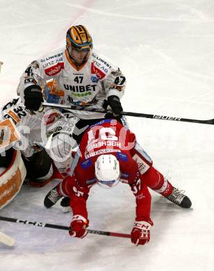 EBEL. Eishockey Bundesliga. EC KAC gegen  Steinbach Black Wings Linz.  Fabian Hochegger, (KAC),   Logan Roe, Rasmus Tirronen  (Linz). Klagenfurt, am 30.12.2022.
Foto: Kuess
www.qspictures.net
---
pressefotos, pressefotografie, kuess, qs, qspictures, sport, bild, bilder, bilddatenbank