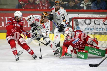 EBEL. Eishockey Bundesliga. EC KAC gegen  Steinbach Black Wings Linz.  Clemens Unterweger, Sebastian Dahm, (KAC),   Brian Lebler  (Linz). Klagenfurt, am 30.12.2022.
Foto: Kuess
www.qspictures.net
---
pressefotos, pressefotografie, kuess, qs, qspictures, sport, bild, bilder, bilddatenbank