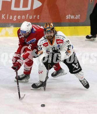 EBEL. Eishockey Bundesliga. EC KAC gegen  Steinbach Black Wings Linz.  Lucas Lessio, (KAC),   Shawn St-Amant  (Linz). Klagenfurt, am 30.12.2022.
Foto: Kuess
www.qspictures.net
---
pressefotos, pressefotografie, kuess, qs, qspictures, sport, bild, bilder, bilddatenbank