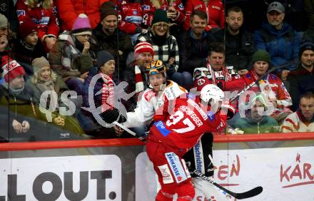 EBEL. Eishockey Bundesliga. EC KAC gegen  Steinbach Black Wings Linz. Fans.  Fabian Hochegger,  (KAC),  Logan Roe  (Linz). Klagenfurt, am 30.12.2022.
Foto: Kuess
www.qspictures.net
---
pressefotos, pressefotografie, kuess, qs, qspictures, sport, bild, bilder, bilddatenbank