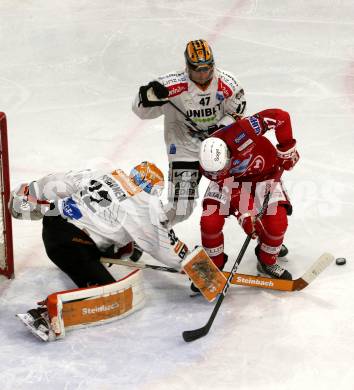 EBEL. Eishockey Bundesliga. EC KAC gegen  Steinbach Black Wings Linz.  Fabian Hochegger, (KAC),   Logan Roe, Rasmus Tirronen  (Linz). Klagenfurt, am 30.12.2022.
Foto: Kuess
www.qspictures.net
---
pressefotos, pressefotografie, kuess, qs, qspictures, sport, bild, bilder, bilddatenbank