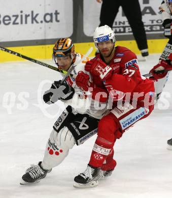 EBEL. Eishockey Bundesliga. EC KAC gegen  Steinbach Black Wings Linz.  Thomas Hundertpfund, (KAC),  Graham Knott   (Linz). Klagenfurt, am 30.12.2022.
Foto: Kuess
www.qspictures.net
---
pressefotos, pressefotografie, kuess, qs, qspictures, sport, bild, bilder, bilddatenbank
