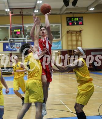 Basketball 2. Liga 2022/2023. Grunddurchgang 12. Runde. Woerthersee Piraten gegen  Upper Austrian Ballers. Felix Leindecker, Shawn L. Ray   (Piraten),  Dejan Kovacevic (Upper Austrian Ballers). Klagenfurt, am 7.1.2023.
Foto: Kuess
www.qspictures.net
---
pressefotos, pressefotografie, kuess, qs, qspictures, sport, bild, bilder, bilddatenbank