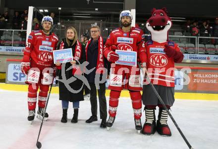 EBEL. Eishockey Bundesliga. EC KAC gegen  Hydro Fehervar AV 19.  Fabian Hochegger, Spieler des Abends Lucas Lessio  (KAC).  Klagenfurt, am 17.1.2023.
Foto: Kuess
www.qspictures.net
---
pressefotos, pressefotografie, kuess, qs, qspictures, sport, bild, bilder, bilddatenbank