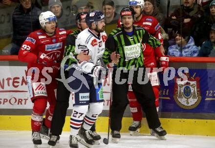 EBEL. Eishockey Bundesliga. EC KAC gegen  Hydro Fehervar AV 19.  Clemens Unterweger,   (KAC),   Dakota Donaghey,  (Fehervar), Schiedsrichter. Klagenfurt, am 17.1.2023.
Foto: Kuess
www.qspictures.net
---
pressefotos, pressefotografie, kuess, qs, qspictures, sport, bild, bilder, bilddatenbank