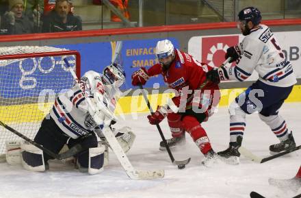 EBEL. Eishockey Bundesliga. EC KAC gegen  Hydro Fehervar AV 19.  Lucas Lessio,  (KAC),    Bence Stipsicz, Olivier Roy  (Fehervar). Klagenfurt, am 17.1.2023.
Foto: Kuess
www.qspictures.net
---
pressefotos, pressefotografie, kuess, qs, qspictures, sport, bild, bilder, bilddatenbank