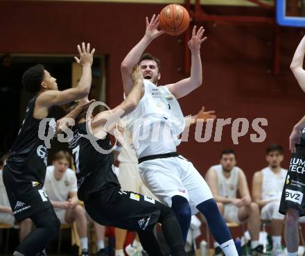 Basketball 2. Liga 2022/2023. Grunddurchgang 13. Runde.  KOS Celovec gegen  Guessing Blackbirds.  Andi Shehu  (KOS),  Florian Poecksteiner (Guessing). Klagenfurt, am 21.1.2023.
Foto: Kuess
www.qspictures.net
---
pressefotos, pressefotografie, kuess, qs, qspictures, sport, bild, bilder, bilddatenbank