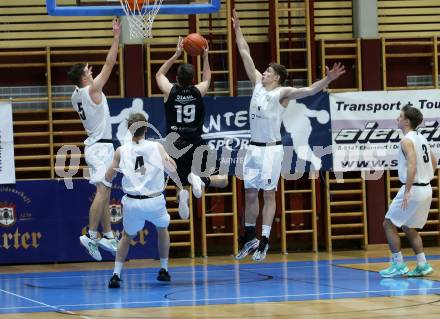 Basketball 2. Liga 2022/2023. Grunddurchgang 13. Runde.  KOS Celovec gegen  Guessing Blackbirds. Andi Smrtnik, Andrej Blazevic  (KOS),  Jakob Ernst  (Guessing). Klagenfurt, am 21.1.2023.
Foto: Kuess
www.qspictures.net
---
pressefotos, pressefotografie, kuess, qs, qspictures, sport, bild, bilder, bilddatenbank