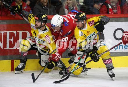 EBEL. Eishockey Bundesliga. EC KAC gegen  spusu Vienna Capitals.  Nikolaus Kraus,   (KAC),    Benjamin Finkelstein, Rafael Rotter  (Vienna Capitals). Klagenfurt, am 27.1.2023.
Foto: Kuess
www.qspictures.net
---
pressefotos, pressefotografie, kuess, qs, qspictures, sport, bild, bilder, bilddatenbank