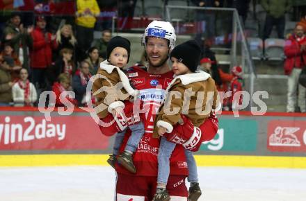 EBEL. Eishockey Bundesliga. EC KAC gegen  spusu Vienna Capitals. Paul Postma mit Kinder    (KAC).  Klagenfurt, am 27.1.2023.
Foto: Kuess
www.qspictures.net
---
pressefotos, pressefotografie, kuess, qs, qspictures, sport, bild, bilder, bilddatenbank