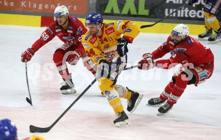 EBEL. Eishockey Bundesliga. EC KAC gegen Asiago Hockey.   Lucas Lessio, Luka Gomboc,   (KAC),  Randal John Gazzola  (Asiago). Klagenfurt, am 5.2.2023.
Foto: Kuess
www.qspictures.net
---
pressefotos, pressefotografie, kuess, qs, qspictures, sport, bild, bilder, bilddatenbank