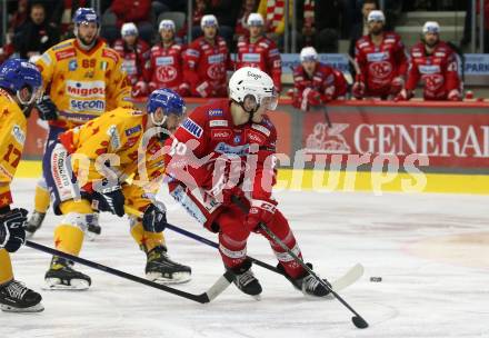 EBEL. Eishockey Bundesliga. EC KAC gegen Asiago Hockey.  Nikolaus Kraus,  (KAC),    Luke Moncada  (Asiago). Klagenfurt, am 5.2.2023.
Foto: Kuess
www.qspictures.net
---
pressefotos, pressefotografie, kuess, qs, qspictures, sport, bild, bilder, bilddatenbank