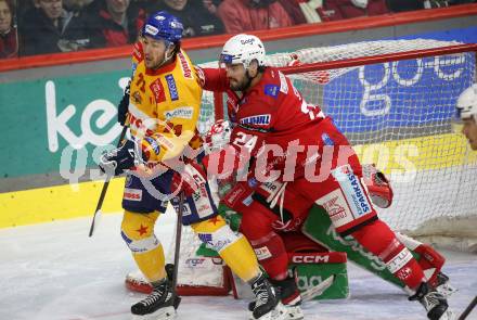 EBEL. Eishockey Bundesliga. EC KAC gegen Asiago Hockey.  Steven Strong,  (KAC),  Anthony Salinitri    (Asiago). Klagenfurt, am 5.2.2023.
Foto: Kuess
www.qspictures.net
---
pressefotos, pressefotografie, kuess, qs, qspictures, sport, bild, bilder, bilddatenbank