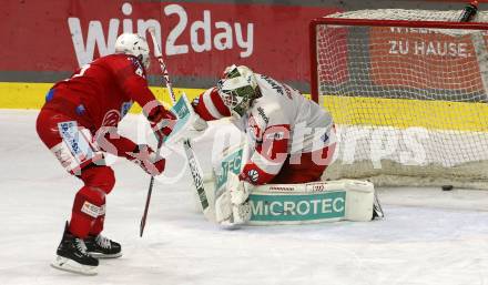 EBEL. Eishockey Bundesliga. EC KAC gegen HCB Suedtirol Alperia.   Rok Ticar,   (KAC),    Andreas Bernard (Bozen). Klagenfurt, am 17.2.2023.
Foto: Kuess
www.qspictures.net
---
pressefotos, pressefotografie, kuess, qs, qspictures, sport, bild, bilder, bilddatenbank