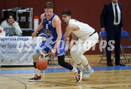 Basketball 2. Liga 2022/2023. Grunddurchgang 17. Runde.  KOS Celovec gegen Kufstein Towers. Stefan Blazevic (KOS),  Kasparas Berenis (Kufstein). Klagenfurt, am 18.2.2023.
Foto: Kuess
www.qspictures.net
---
pressefotos, pressefotografie, kuess, qs, qspictures, sport, bild, bilder, bilddatenbank