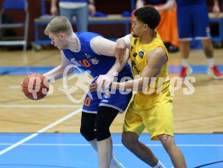 Basketball 2. Liga 2022/2023. Grunddurchgang 17. Runde. Woerthersee Piraten gegen BBU Salzburg.   Marcus Holyfield (Piraten),  Asdren Drew Koka (Salzburg). Klagenfurt, am 19.2.2023.
Foto: Kuess
www.qspictures.net
---
pressefotos, pressefotografie, kuess, qs, qspictures, sport, bild, bilder, bilddatenbank