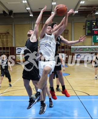 Basketball 2. Liga 2022/2023. Grunddurchgang 18. Runde.  KOS Celovec gegen Woerthersee Piraten.  Veljko Dena  (KOS),  Jan-Arne Apschner, Nick Cevizovic (Piraten). Klagenfurt, am 25.2.2023.
Foto: Kuess
www.qspictures.net
---
pressefotos, pressefotografie, kuess, qs, qspictures, sport, bild, bilder, bilddatenbank