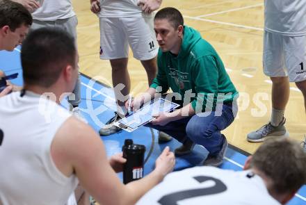 Basketball 2. Liga 2022/2023. Grunddurchgang 18. Runde.  KOS Celovec gegen Woerthersee Piraten.  Trainer  Rok Heiligstein  (KOS). Klagenfurt, am 25.2.2023.
Foto: Kuess
www.qspictures.net
---
pressefotos, pressefotografie, kuess, qs, qspictures, sport, bild, bilder, bilddatenbank