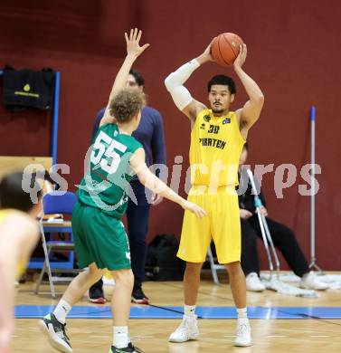 Basketball 2. Liga 2022/2023. Grunddurchgang 19. Runde. Woerthersee Piraten gegen Dornbirn Lions.  Marcus Holyfield  (Piraten),  Felix Erath (Dornbirn). Klagenfurt, am 3.4.2023.
Foto: Kuess
www.qspictures.net
---
pressefotos, pressefotografie, kuess, qs, qspictures, sport, bild, bilder, bilddatenbank