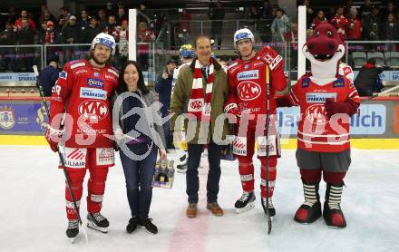 EBEL. Eishockey Bundesliga. KAC gegen VSV.  Daniel Obersteiner, Spieler des Abends Mike Zalewski   (KAC). Klagenfurt, am 10.3.2023.
Foto: Kuess
www.qspictures.net
---
pressefotos, pressefotografie, kuess, qs, qspictures, sport, bild, bilder, bilddatenbank