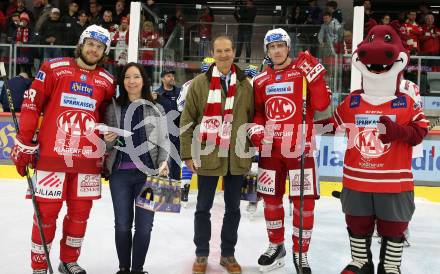 EBEL. Eishockey Bundesliga. KAC gegen VSV.    Daniel Obersteiner, Spieler des Abends Mike Zalewski (KAC). Klagenfurt, am 10.3.2023.
Foto: Kuess
www.qspictures.net
---
pressefotos, pressefotografie, kuess, qs, qspictures, sport, bild, bilder, bilddatenbank