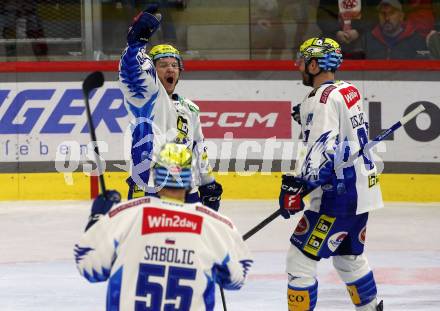 EBEL. Eishockey Bundesliga. KAC gegen VSV.   Torjubel John Hughes, Andrew Desjardins, Robert Sabolic  (VSV). Klagenfurt, am 10.3.2023.
Foto: Kuess
www.qspictures.net
---
pressefotos, pressefotografie, kuess, qs, qspictures, sport, bild, bilder, bilddatenbank