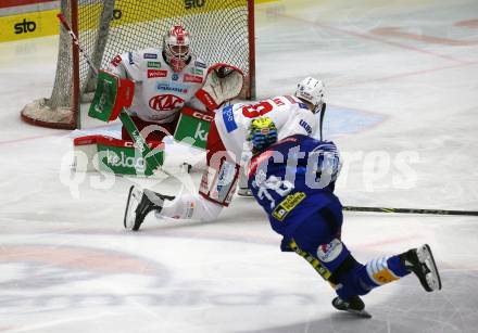 EBEL. Eishockey Bundesliga. EC VSV gegen KAC.  Felix Maxa,   (VSV),  Thomas Vallant, Sebastian Dahm  (KAC). Villach, am 17.3.2023.
Foto: Kuess
www.qspictures.net
---
pressefotos, pressefotografie, kuess, qs, qspictures, sport, bild, bilder, bilddatenbank