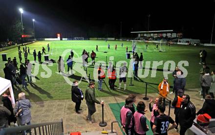 Fussball. Regionalliga. Treibach gegen LASK Amateure OOE.  Spielunterbrechung. Stromausfall. Treibach, 24.3.2023
Foto: Kuess


---
pressefotos, pressefotografie, kuess, qs, qspictures, sport, bild, bilder, bilddatenbank