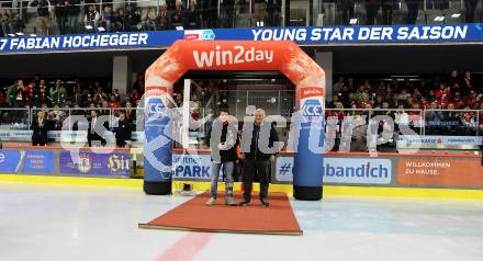 EBEL. Eishockey Bundesliga. EC KAC gegen Salzburg.   Ehrung Young Star der Saison. Fabian Hochegger, Karl Safron  (KAC).  Klagenfurt, am 31.3.2023.
Foto: Kuess
www.qspictures.net
---
pressefotos, pressefotografie, kuess, qs, qspictures, sport, bild, bilder, bilddatenbank