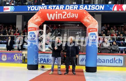 EBEL. Eishockey Bundesliga. EC KAC gegen Salzburg.    Ehrung Young Star der Saison. Fabian Hochegger, Karl Safron (KAC).  Klagenfurt, am 31.3.2023.
Foto: Kuess
www.qspictures.net
---
pressefotos, pressefotografie, kuess, qs, qspictures, sport, bild, bilder, bilddatenbank