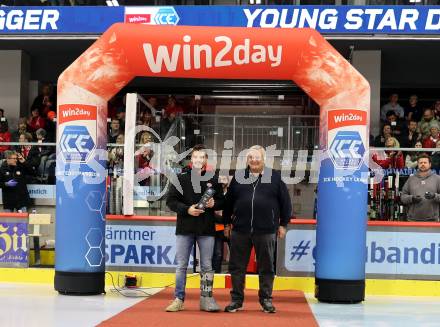 EBEL. Eishockey Bundesliga. EC KAC gegen Salzburg.   Ehrung Young Star der Saison. Fabian Hochegger, Karl Safron  (KAC).  Klagenfurt, am 31.3.2023.
Foto: Kuess
www.qspictures.net
---
pressefotos, pressefotografie, kuess, qs, qspictures, sport, bild, bilder, bilddatenbank