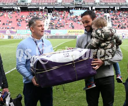 Fussball Bundesliga. SK Austria Klagenfurt gegen Salzburg.  Verabschiedung Markus Pink. Matthias Imhof, Markus Pink (Klagenfurt). Klagenfurt, am 2.4.2023.
Foto: Kuess
---
pressefotos, pressefotografie, kuess, qs, qspictures, sport, bild, bilder, bilddatenbank