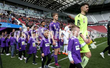Fussball Bundesliga. SK Austria Klagenfurt gegen Salzburg.  Phillip Menzel, Nicolas Binder, Michael Blauensteiner (Klagenfurt). Klagenfurt, am 2.4.2023.
Foto: Kuess
---
pressefotos, pressefotografie, kuess, qs, qspictures, sport, bild, bilder, bilddatenbank