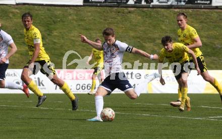 Fussball. Unterliga Ost. St. Veit  gegen Bad St. Leonhard.  Alexander Hofer   (St. Veit),   Michael Karl Schriefl, Michael Rabensteiner  (Bad St. Leonhard). St. Veit, 1.4.2023.
Foto: Kuess


---
pressefotos, pressefotografie, kuess, qs, qspictures, sport, bild, bilder, bilddatenbank