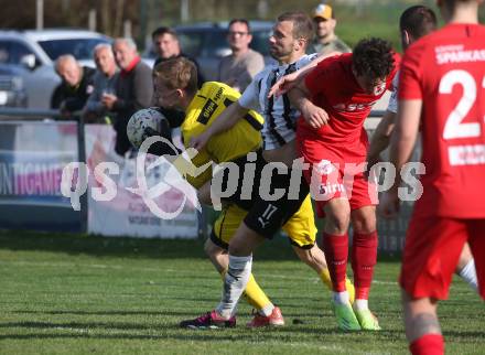 Fussball. Kaerntner Liga. Bleiburg gegen ATSV Wolfsberg.   Spielertrainer Patrick Paul Oswaldi  (Bleiburg),  Johannes Edwin Wulz; Bastian Rupp  (Wolfsberg). Bleiburg 22.4.2023.
Foto: Kuess


---
pressefotos, pressefotografie, kuess, qs, qspictures, sport, bild, bilder, bilddatenbank