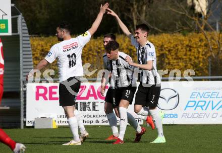 Fussball. Kaerntner Liga. Bleiburg gegen ATSV Wolfsberg.  Torjubel Dominik Peketz, Lovro Vrandecic, Mathias Robert Knauder  (Bleiburg).  Bleiburg 22.4.2023.
Foto: Kuess


---
pressefotos, pressefotografie, kuess, qs, qspictures, sport, bild, bilder, bilddatenbank