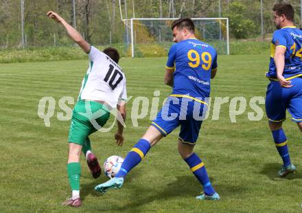 Fussball. 1. Klasse D. DSG Ferlach gegen Tainach.   Rok Elsner (Ferlach),  Stefan Opietnik  (Tainach). Ferlach 29.4.2023.
Foto: Kuess


---
pressefotos, pressefotografie, kuess, qs, qspictures, sport, bild, bilder, bilddatenbank