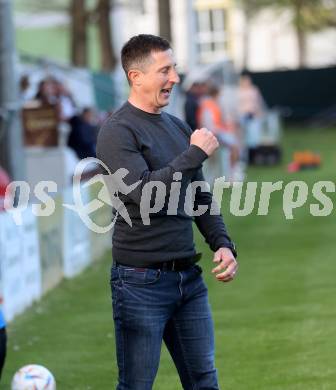 Fussball Rgionalliga. Treibach gegen Allerheiligen.   Jubel Trainer Karl Schweighofer (Treibach). Treibach 5.5.2023.
Foto: Kuess


---
pressefotos, pressefotografie, kuess, qs, qspictures, sport, bild, bilder, bilddatenbank
