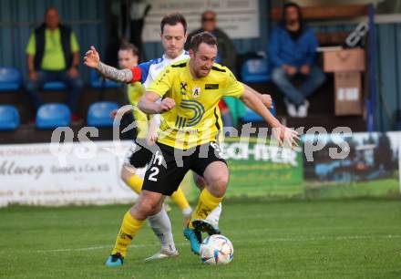 Fussball Rgionalliga. Treibach gegen Allerheiligen.    Kevin Vaschauner (Treibach),    Bernhard Fauland (Allerheiligen). Treibach 5.5.2023.
Foto: Kuess


---
pressefotos, pressefotografie, kuess, qs, qspictures, sport, bild, bilder, bilddatenbank
