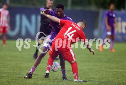 Fussball Kaerntner Liga. KAC gegen Austria Klagenfurt Amat.  Andreas Bernhard Schritliser  (KAC),  Mersei Dieu Nsandi   (Austria Klagenfurt). Klagenfurt, 12.5.2023.
Foto: Kuess


---
pressefotos, pressefotografie, kuess, qs, qspictures, sport, bild, bilder, bilddatenbank