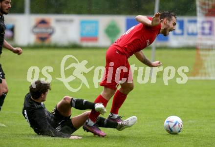 Fussball Kaerntner Liga. Ferlach Atus gegen St. Jakob/Ros.    Martin Sustersic (Ferlach),  Manuel Thomas Guggenberger  (St. Jakob). Klagenfurt, 13.5.2023.
Foto: Kuess


---
pressefotos, pressefotografie, kuess, qs, qspictures, sport, bild, bilder, bilddatenbank