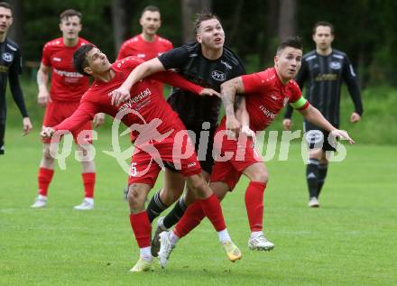 Fussball Kaerntner Liga. Ferlach Atus gegen St. Jakob/Ros.  Christopher Katschnig,  Dominik Mak  (Ferlach),   Florian Schaller (St. Jakob). Klagenfurt, 13.5.2023.
Foto: Kuess


---
pressefotos, pressefotografie, kuess, qs, qspictures, sport, bild, bilder, bilddatenbank