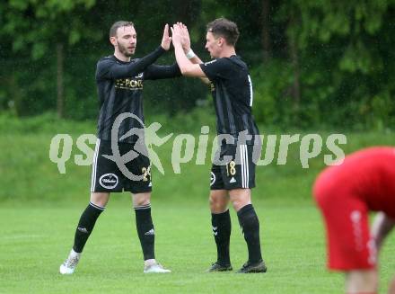 Fussball Kaerntner Liga. Ferlach Atus gegen St. Jakob/Ros.  Torjubel Thomas Ogradnig, Raimund Valtiner  (St. Jakob). Klagenfurt, 13.5.2023.
Foto: Kuess


---
pressefotos, pressefotografie, kuess, qs, qspictures, sport, bild, bilder, bilddatenbank