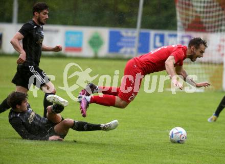 Fussball Kaerntner Liga. Ferlach Atus gegen St. Jakob/Ros.    Martin Sustersic (Ferlach),  Manuel Thomas Guggenberger  (St. Jakob). Klagenfurt, 13.5.2023.
Foto: Kuess


---
pressefotos, pressefotografie, kuess, qs, qspictures, sport, bild, bilder, bilddatenbank